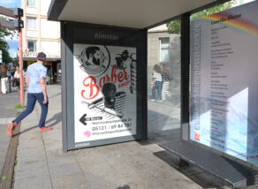 Ein LeseZeichen an der Bushaltestelle Almstor. Der Text heißt "Guerilla Blume" von Stefanie Bucifal.