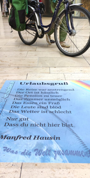 Ein LeseZeichen als Aufkleber auf dem Boden der Andreaspassage.