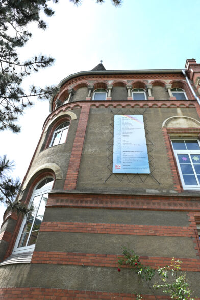 Das Lesezeichen-Banner an der Augustinus-Schule.