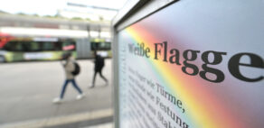 Ein anderes Gedicht am Busbahnhof heißt "Weiße Flagge".