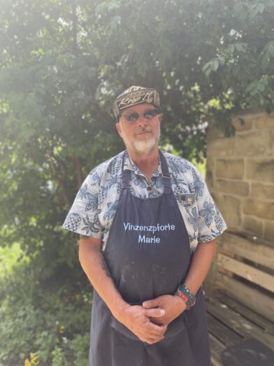 Mr. T trägt eine Schürze der Vinzenzpforte und eine Cappy.