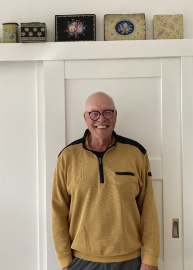 Rainer Kröger steht vor einer weißen Flügeltür.