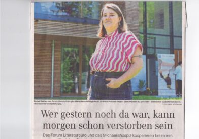 Ein Foto eines Artikels. Rachel Bleiber vor dem Michaelishospiz in Hildesheim.