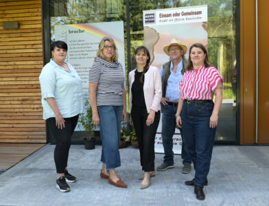 Pflegedienstleitung
Tatjana Vogel, Einrichtungsleitung Andrea Zimmermann, Workshopleitung Christine Raudies, Projektinitiator Jo Köhler und Workshopleitung Rachel Bleiber vor dem Michaelishospiz in Hildesheim