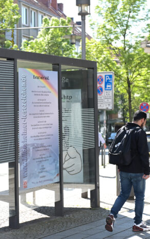 Lesezeichen an der Bushaltestelle am Huckup. Ein Mann geht daran vorbei.