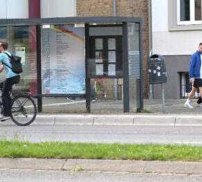 Lesezeichen an der Bushaltestelle in der Kaiserstraße.